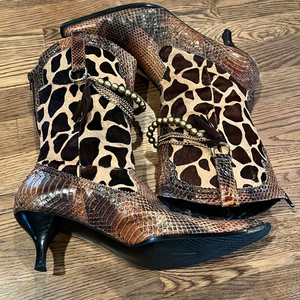 Amazing snakeskin and hide boats with gold beaded accessories - size 9
